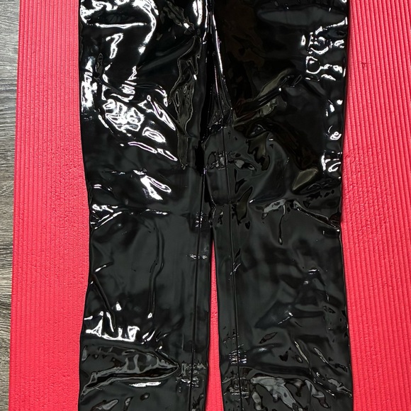 Brand New Alice + Olivia Glossy Black Vinyl Leggings . SZ 6 - Picture 3 of 5